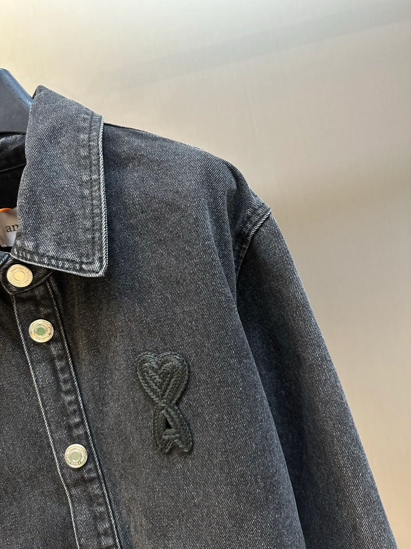 Ami's woven love denim jacket is made of custom-made gelatin soft-gloss combed cotton. The love logo is woven on the chest and is integrated into the body texture with fine stitching. It has its own Maison logo and a minimalist shirt silhouette with a stretch. Using imported machine embroidery seal technology, advanced computer control system and precision mechanical components, Ami weaves the love logo operation. Stone grinding, light fermentation + pulling, bleaching and softening. The mutual friction between the pumice stone and the clothes will cause wear and fading effects on the surface of the denim. Through the combination of pulling and bleaching, the clothes will produce a certain texture and stretching effect while bleaching. Stir-fried snowball Stir-fried salt Specially prepare the corresponding solution, add a certain amount of dye, soak the denim material in it to absorb the solvent, then scrub it and dry it to further fade and oxidize size: s m l xl